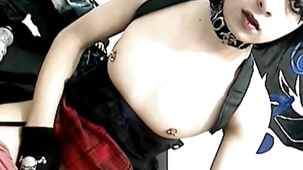 Prsata MILF Tammie Lee se razkazuje s svojim vročim telesom in joški